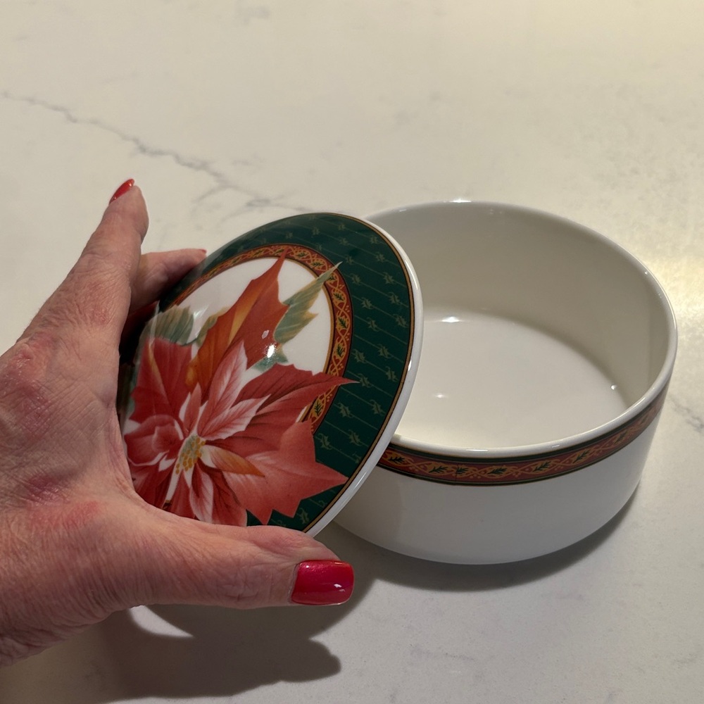 Mikasa Poinsettia Holiday Trinket bowl in Green and Red…. - Picture 2 of 5